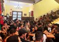 Un grupo de jóvenes ha llevado a cabo una sentada en el Ayto de Gernika contra el desalojo del Gaztetxe