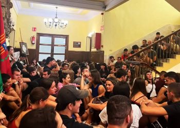 Un grupo de jóvenes ha llevado a cabo una sentada en el Ayto de Gernika contra el desalojo del Gaztetxe