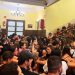 Un grupo de jóvenes ha llevado a cabo una sentada en el Ayto de Gernika contra el desalojo del Gaztetxe