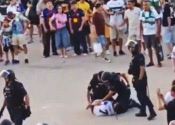 La Policía Nacional volvió a dar fehacientes muestras de su carácter salvaje y represor cargando contra un joven en Elche