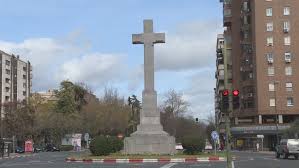 Vox y el PP aprueban con urgencia que «la cruz de los caídos» de Cáceres sea «bien de interés cultural» para evitar su quita