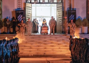 Imágenes del homenaje en Ucrania a un nazi exhumado