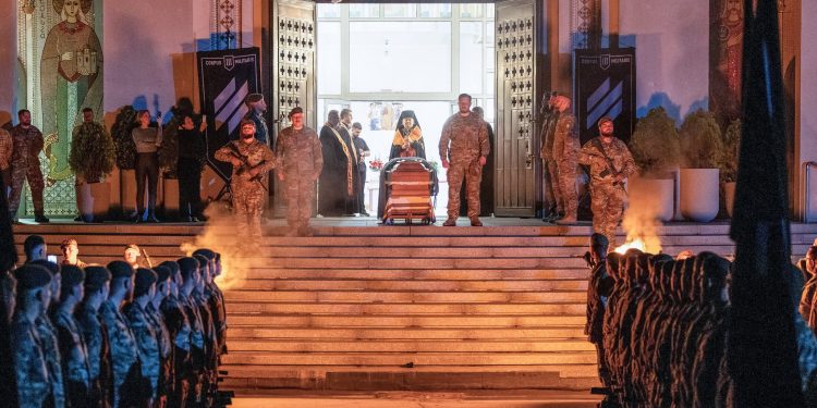 Imágenes del homenaje en Ucrania a un nazi exhumado