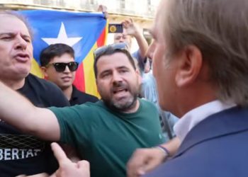 Recibimiento al diputado de Vox en el homenaje a las víctimas del 17A (Video)
