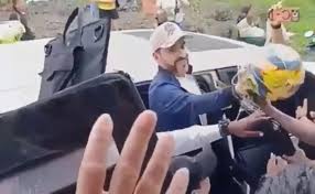 COLOMBIA. El presidente llega a una ciudad afectada por el terremoto a repartir balones de fútbol