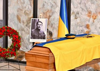 UCRANIA recibe con todos los honores a un nazi exhumado en Rotterdam