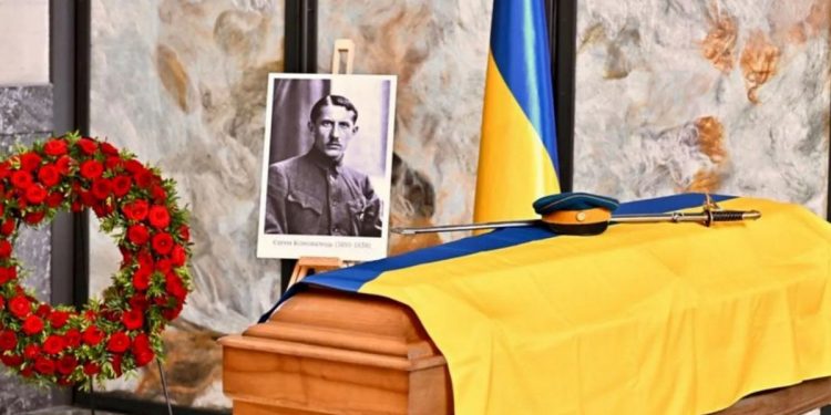UCRANIA recibe con todos los honores a un nazi exhumado en Rotterdam