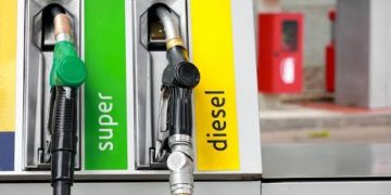 El Gobierno reacciona a la subida del gasóleo bajando aún más los impuestos a las gasolineras en vez de topar los precios