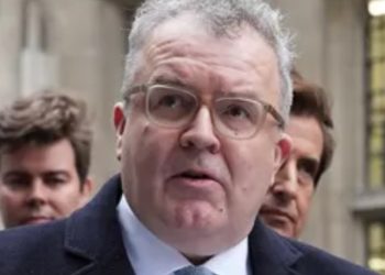 El hasta hace 10 minutos dirigente laborista inglés Tom Watson ficha por Palantir, la empresa de espionaje sionista-yanqui