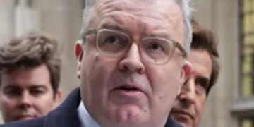 El hasta hace 10 minutos dirigente laborista inglés Tom Watson ficha por Palantir, la empresa de espionaje sionista-yanqui