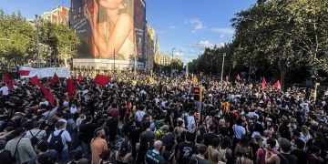 Miles de antifascistas ahuyentan a los fascistas de Núcleo Nacional a pesar de estar, éstos, protegidos por los Mossos