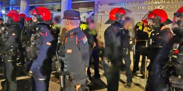 La policía detuvo a dos militantes de GKS por colocar una pancarta contra el fascismo y anunciando el Gazte TPGN
