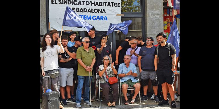 El Sindicat d’Habitatge Socialista logra detener el desahucio de un matrimonio de 81 y 74 años en Badalona