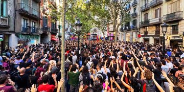 Miles de personas se han movilizado contra Aliança Catalana; los Mossos han cargando contra los antifascistas
