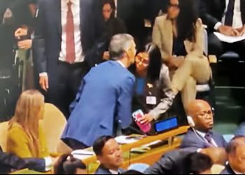 Delcy Rodríguez recorre buena parte del hemiciclo de la Asamblea General de la ONU para saludar a Pedro Sánchez (vídeo)