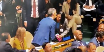 Delcy Rodríguez recorre buena parte del hemiciclo de la Asamblea General de la ONU para saludar a Pedro Sánchez (vídeo)