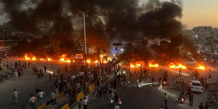 SIRIA. Protestas masivas en todo el país tras el aumento de los precios del combustible por parte del gobierno de facto