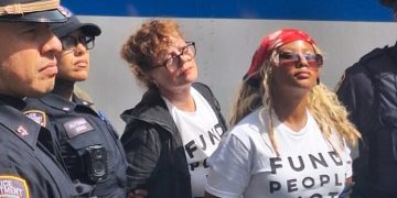 Detenidas en Nueva York Susan Sarandon y Hannah Einbinder por exigir el fin del apoyo armamentístico de EE.UU. a Israel