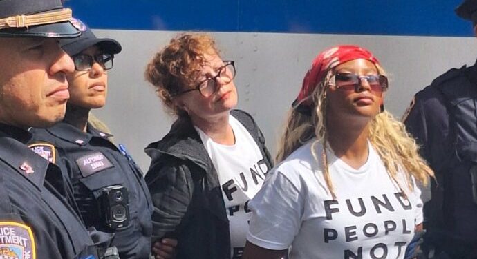 Detenidas en Nueva York Susan Sarandon y Hannah Einbinder por exigir el fin del apoyo armamentístico de EE.UU. a Israel