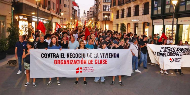 Nutrida manifestación en Valladolid contra el negocio de la vivienda y la empresa que desahució a Maricarmen