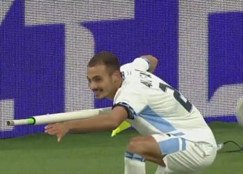 Jugador de fútbol israelí festeja un gol con el banderín de corner simulando un arma