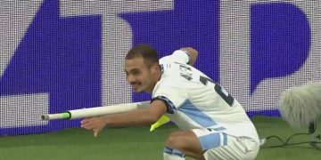 Jugador de fútbol israelí festeja un gol con el banderín de corner simulando un arma