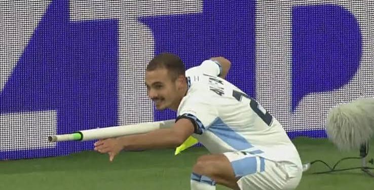 Jugador de fútbol israelí festeja un gol con el banderín de corner simulando un arma