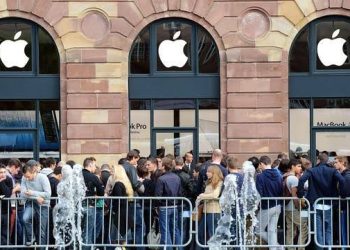 Cuando el consumo es un arma de destrucción mental: colas de jóvenes para comprar un móvil a 1700 euros