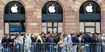Cuando el consumo es un arma de destrucción mental: colas de jóvenes para comprar un móvil a 1700 euros