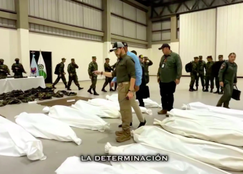 COLOMBIA. De la Espriella difunde video paseándose entre «terroristas» asesinados