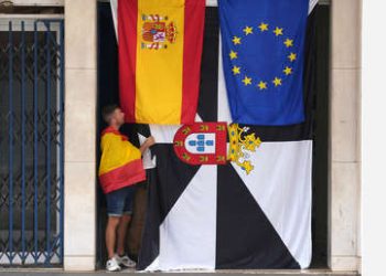 CARMEN PAREJO. Ceuta, el espectáculo político continúa, la crisis humana también