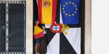 CARMEN PAREJO. Ceuta, el espectáculo político continúa, la crisis humana también