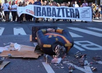 La policía (vasca) investigará la decapitación del Borbón en manifestación de Ernai (Video)