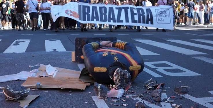 La policía (vasca) investigará la decapitación del Borbón en manifestación de Ernai (Video)