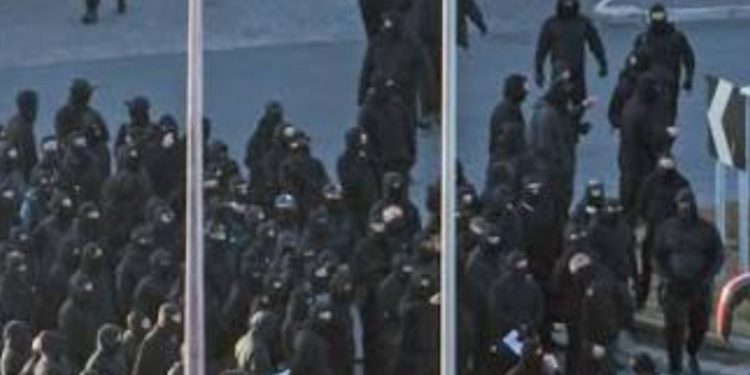 REINO UNIDO. Grupos fascistas acuden a la costa a impedir la llegada de emigrantes