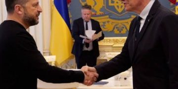El President de la Genralitat y el alcalde de Barcelona fueron a Kiev a saludar al ultraderechista Zelesnki y ver qué pueden rebañar