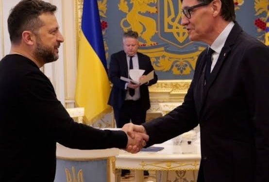 El President de la Genralitat y el alcalde de Barcelona fueron a Kiev a saludar al ultraderechista Zelesnki y ver qué pueden rebañar