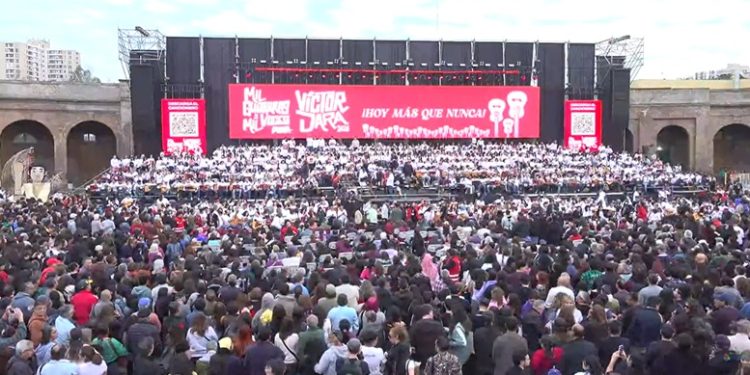 Una convocatoria imprescindible y emocionante; miles cantando en recuerdo a Victor Jara (Video)