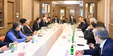 La «alternativa» peronista a Milei recibe órdenes en Nueva York del capitalismo financiero