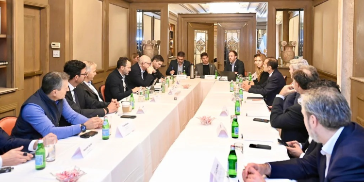 La «alternativa» peronista a Milei recibe órdenes en Nueva York del capitalismo financiero