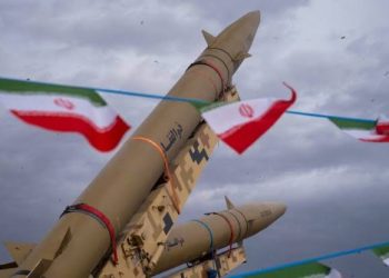 IRÁN ratifica que Estrecho de Ormuz está cerrado y prueba nuevo misil