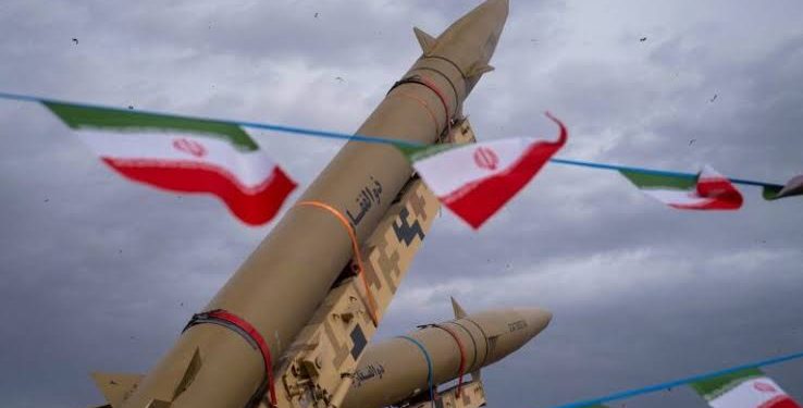 IRÁN ratifica que Estrecho de Ormuz está cerrado y prueba nuevo misil