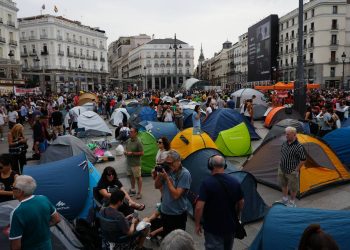 El Decreto del gobierno progre continúa amparando el negocio criminal de los «fondos buitre»; las acampadas siguen teniendo sentido