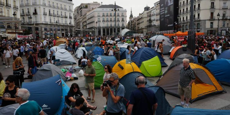 El Decreto del gobierno progre continúa amparando el negocio criminal de los «fondos buitre»; las acampadas siguen teniendo sentido