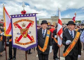 IRLANDA. La extrema derecha protestante y fiel a Londres fue autorizada a desfilar tras 30 años; hubo respuesta antifascista