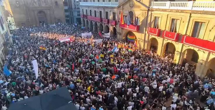 OVIEDO. Hace unos días su Alcalde justificó las agresiones fascistas y homófobas; le respondieron en las calles (Video)