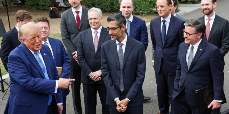 EEUU. No se necesita a los gobiernos: las tecnológicas de la IA acordaron con Trump que se van a «autocontrolar»