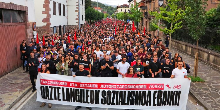Masiva manifestación de GKS e IAS en Elizondo contra el fascismo, el autoritarismo de los estados y por el socialismo