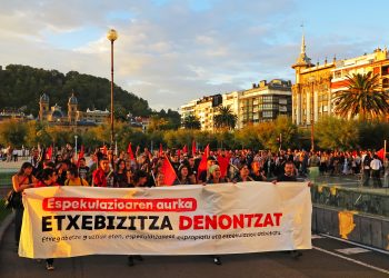 Masiva manifestación en Donostia contra la especulación y para exigir viviendas para todos