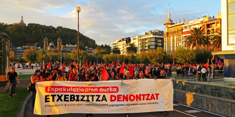 Masiva manifestación en Donostia contra la especulación y para exigir viviendas para todos